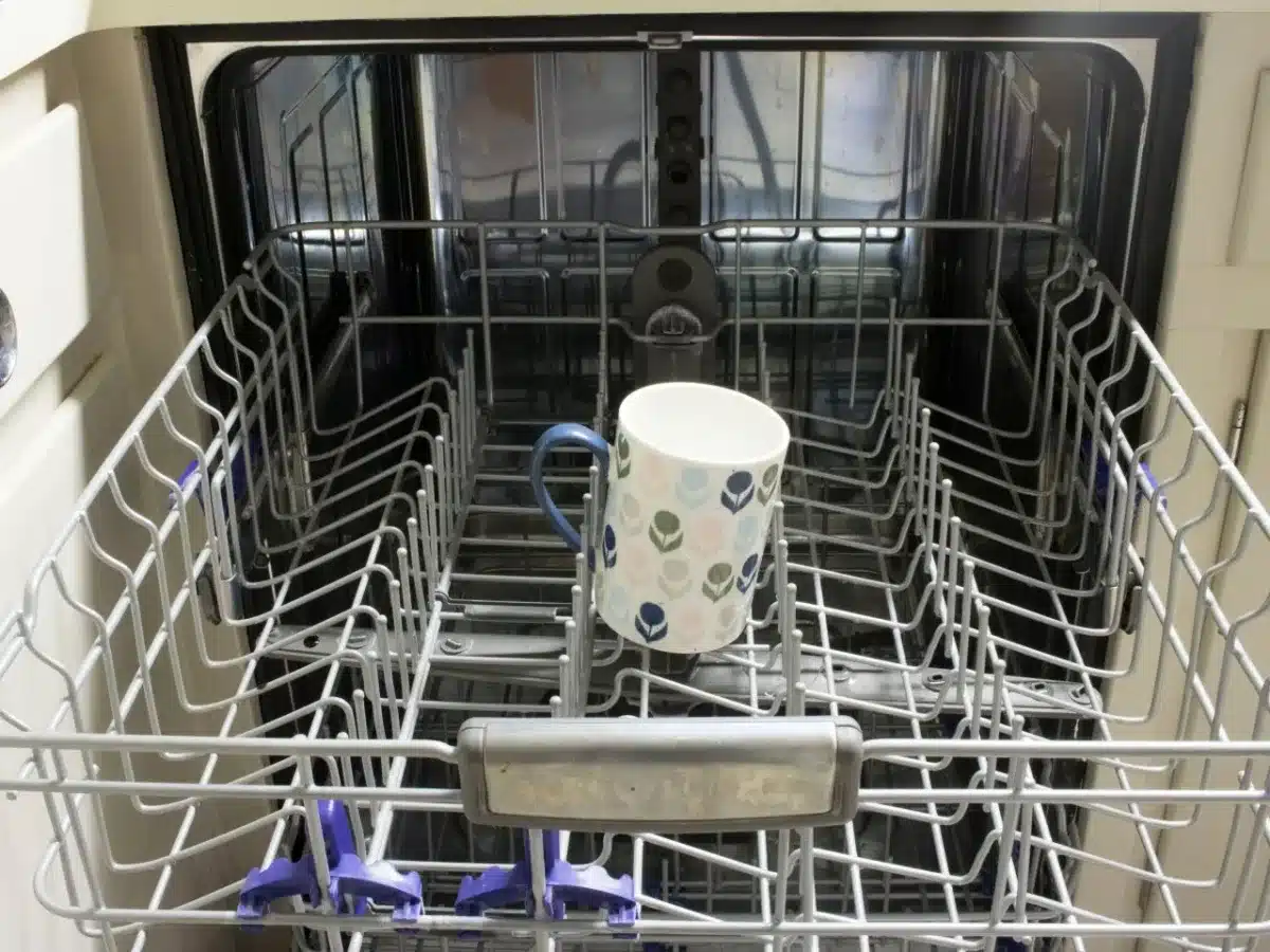 how to clean a dishwasher with vinegar